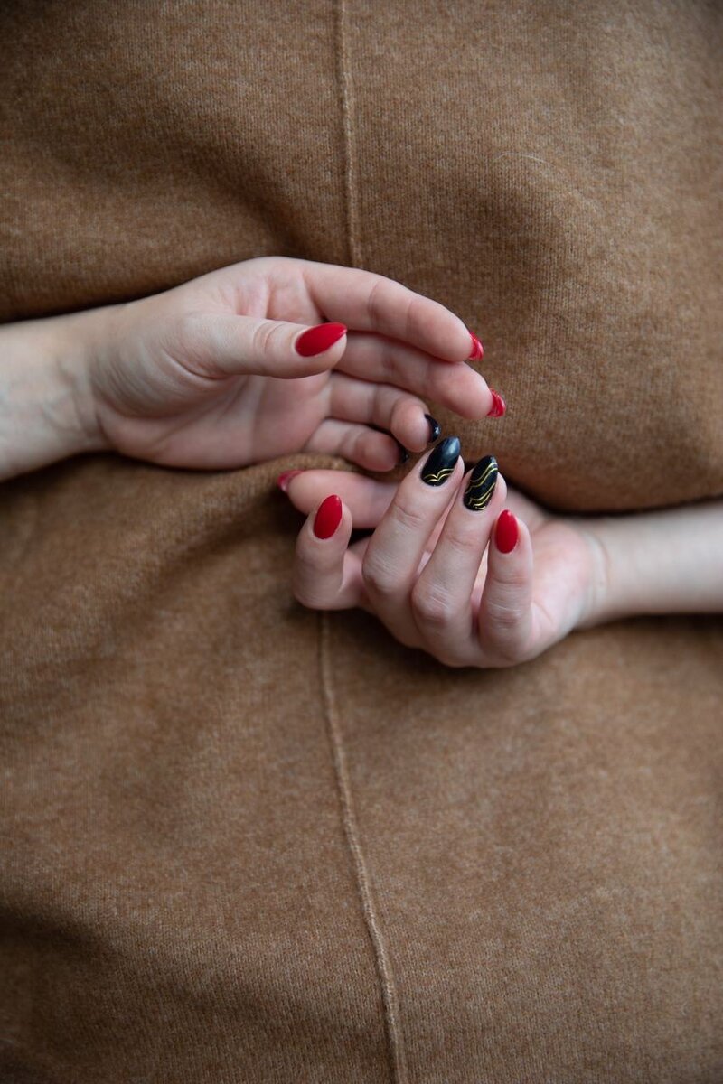 Любовь без условий. Без границ. Без торговли «ты мне - я тебе», без присвоения,  без необходимости показывать, без игр, без громких слов.

Безусловная любовь. Все ее хотят, но мало кто видел хоть раз.

Мы навешиваем ярлык «люблю тебя за…» и как будто прикрепляем ценник. Мы критикуем любовь родителей, хотя сами любим так же присваивая и закрывая границы дозволенного.


«Я полюблю, если…» А если этого «Если» не будет? Возможно ли любить так же чисто, как мать любит новорожденного?

Да, возможно. В моей практике, безусловная любовь, зачастую первое, к чему мы прикасаемся. Регрессия позволяет вернуться в любви к отцу или маме. В этом огромное количество ресурса.

Любовь без условий к родителям, к своим детям творит чудеса. Все хотят чудес, даже закоренелые критики.

Я покажу вам это чудо, если вы захотите. Если вы готовы.

Завтра на эфире я расскажу, как работа с без безусловной любовью способна изменить к лучшему практически любую сферу вашей жизни.

А пока обнимите ваших детей. Позвоните маме и папе. Без условий и ожиданий. Просто сделайте это.#регрессолог#регрессия#психология 