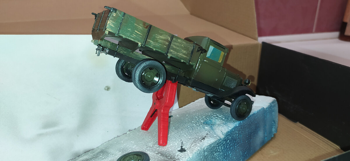 Перед применением смывки, модель обязательно следует покрыть глянцевым лаком. 