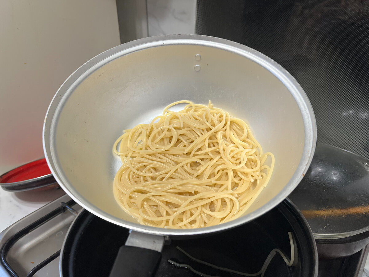 Промывать ли спагетти после варки. Макароны ТСП. С макароны чтобы они не слипались. Триоллити макароны. Как сделать чтобы макароны не слипались после варки.