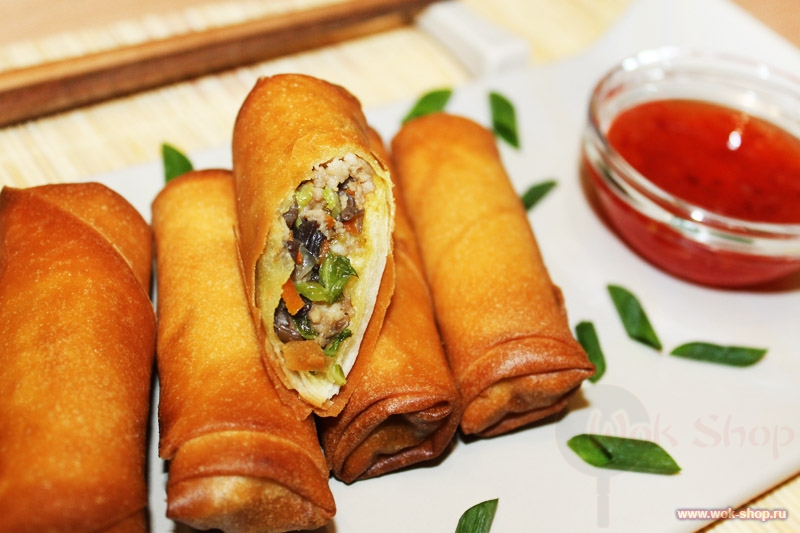 Spring rolls. Спринг роллы жареные. Спринг роллы Китай. Спринг роллы во фритюре. Спринг роллы во фритюре из рисовой бумаги.