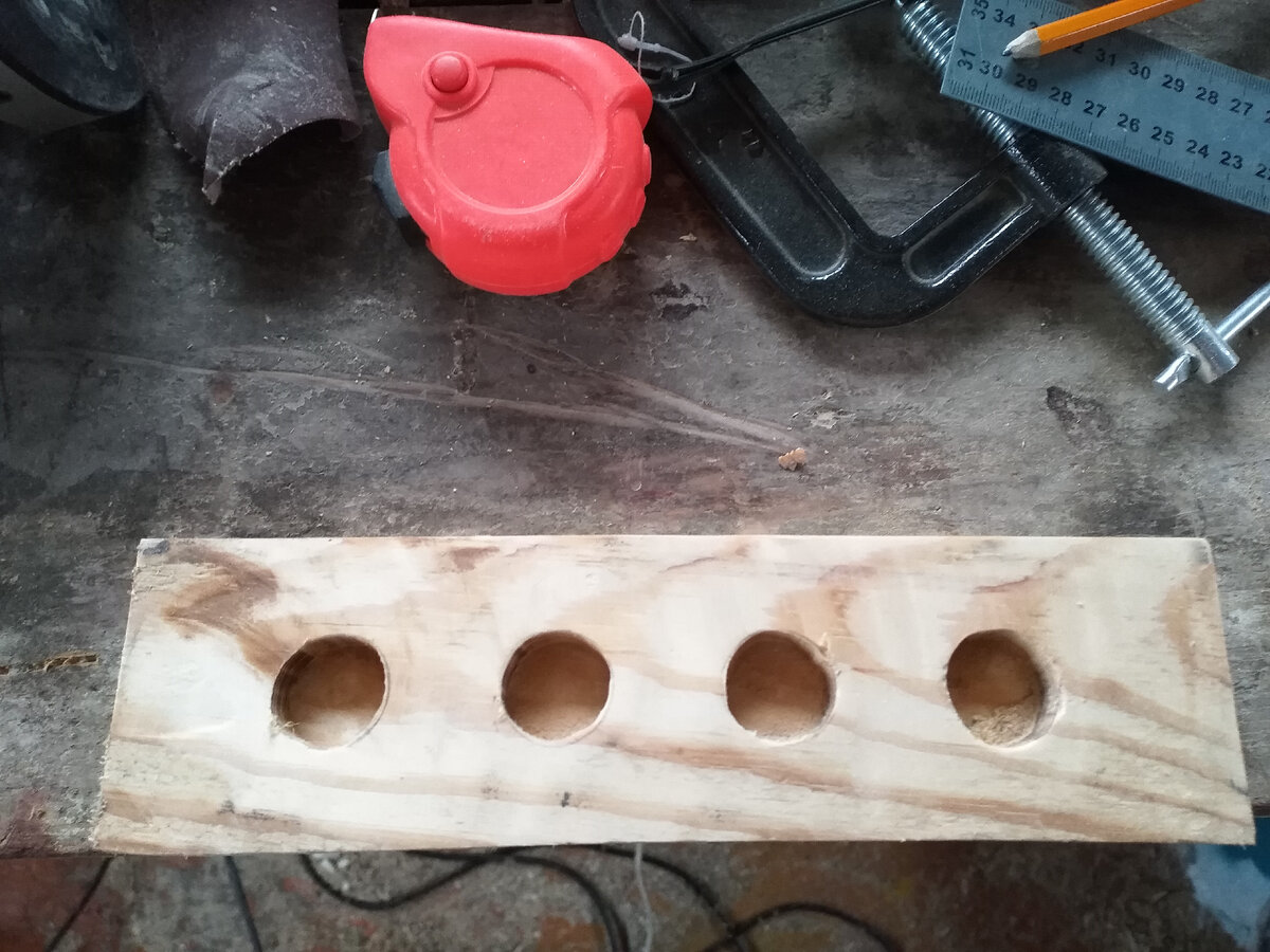 Отверстия делал ручным фрезером, так как сверла подходящего не было. В двух центральных брусках отверстия делал с двух сторон.