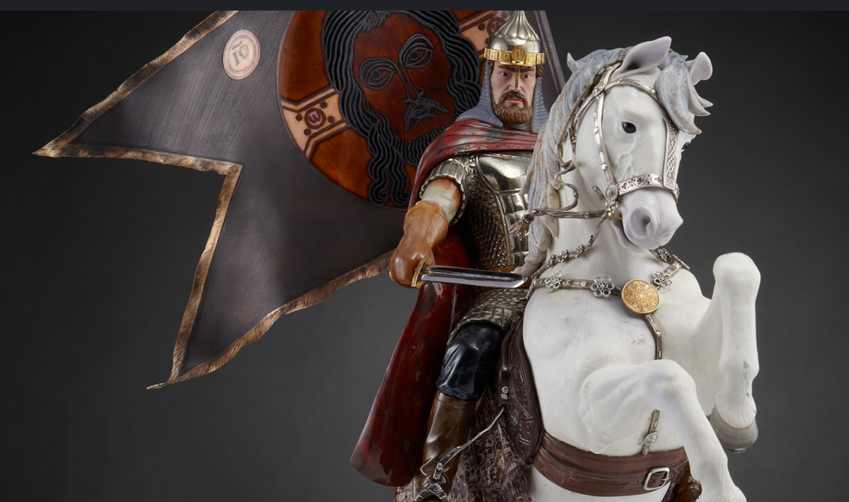 Александр Невский. Материалы: кахолонг, пирит, яшма, горный хрусталь, кварц, халцедон Источник фото: svyatogor-ural.ru