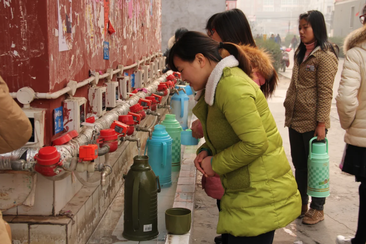 Старые видео китайские. Китайцы с термосами. Горячая вода в Китае. Китаец пьет воду. Питье горячей воды в Китае.