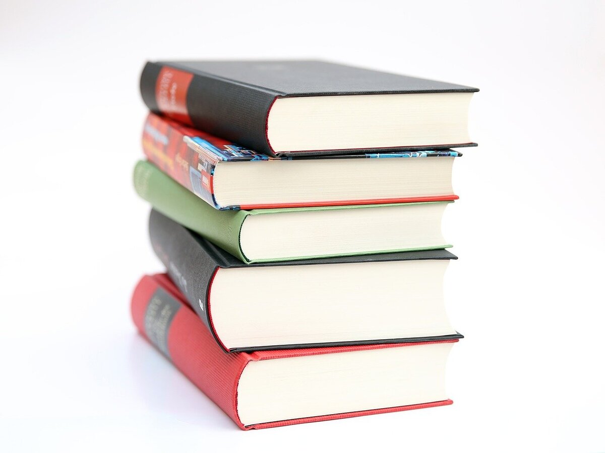 Книги, которые поддерживают. Издания обсуждаемых произведений (изображения из сети Интернет) 