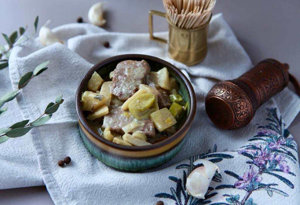 Говядина с яблоками и острым сыром от Даши Третьяковой. Все рецепты в Телеграм: https://t.me/wellness_hedonism