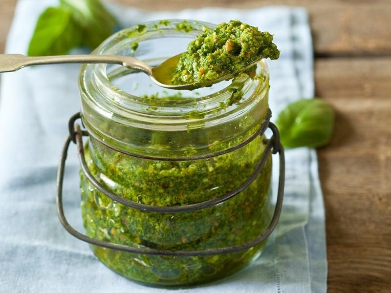 Ингредиенты 4 порции 

Оливковое масло  7 столовых ложек
Соль  по вкусу
Базилик 1 пучок
Чеснок  1 зубчик
Кедровые орехи  40 г
Тертый сыр пармезан  50 г