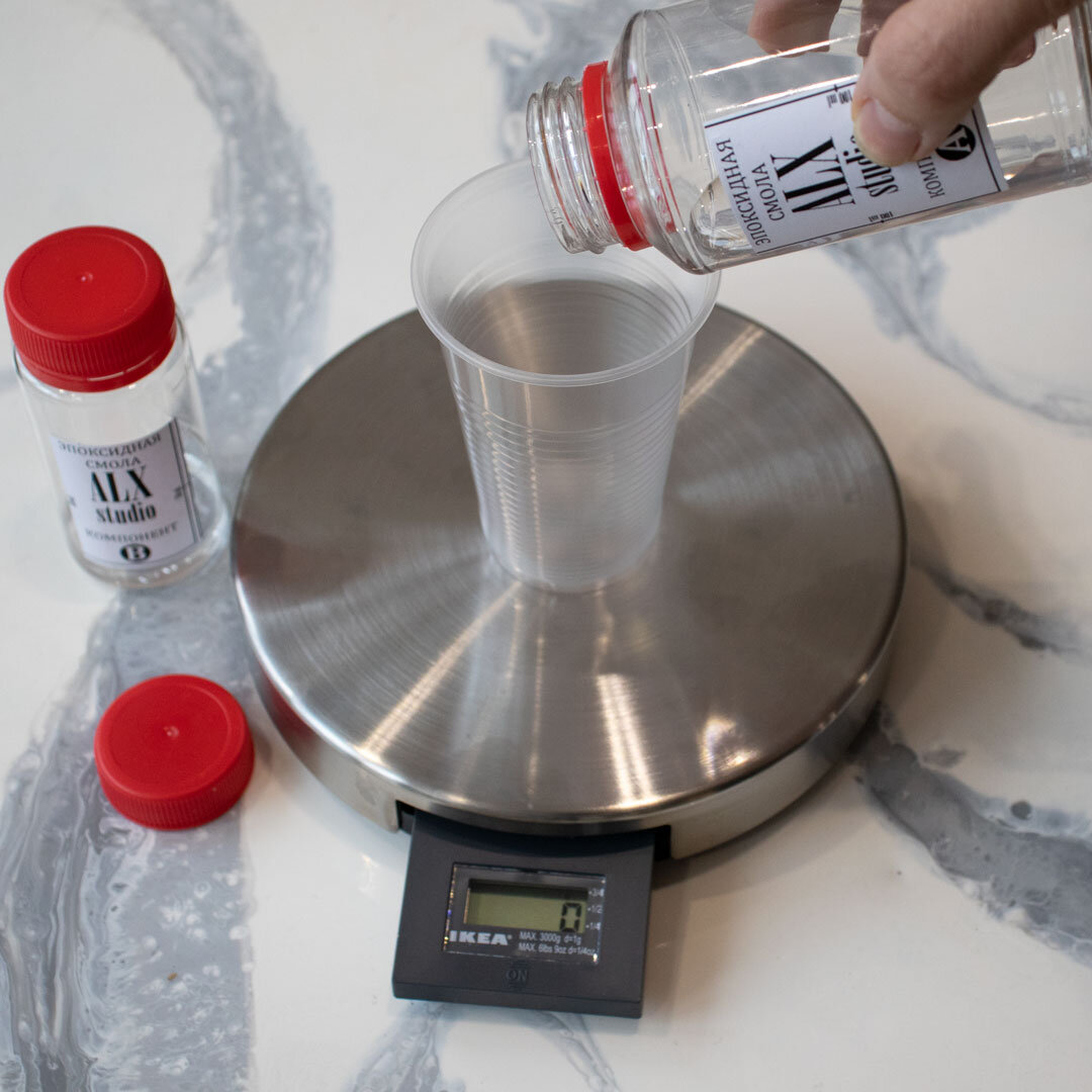 Измерение массы смолы для смешивания