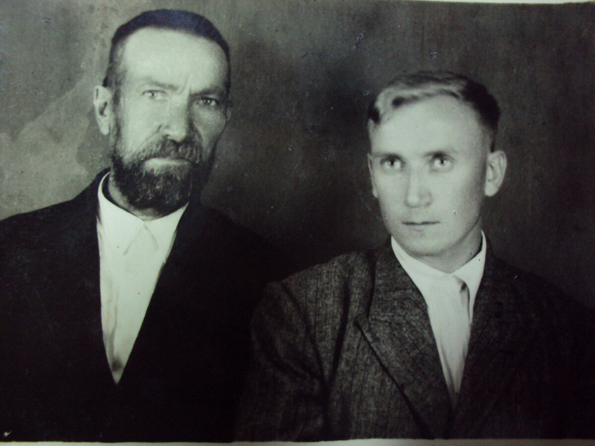 Отец  Роман Иванович и сын Александр Романович