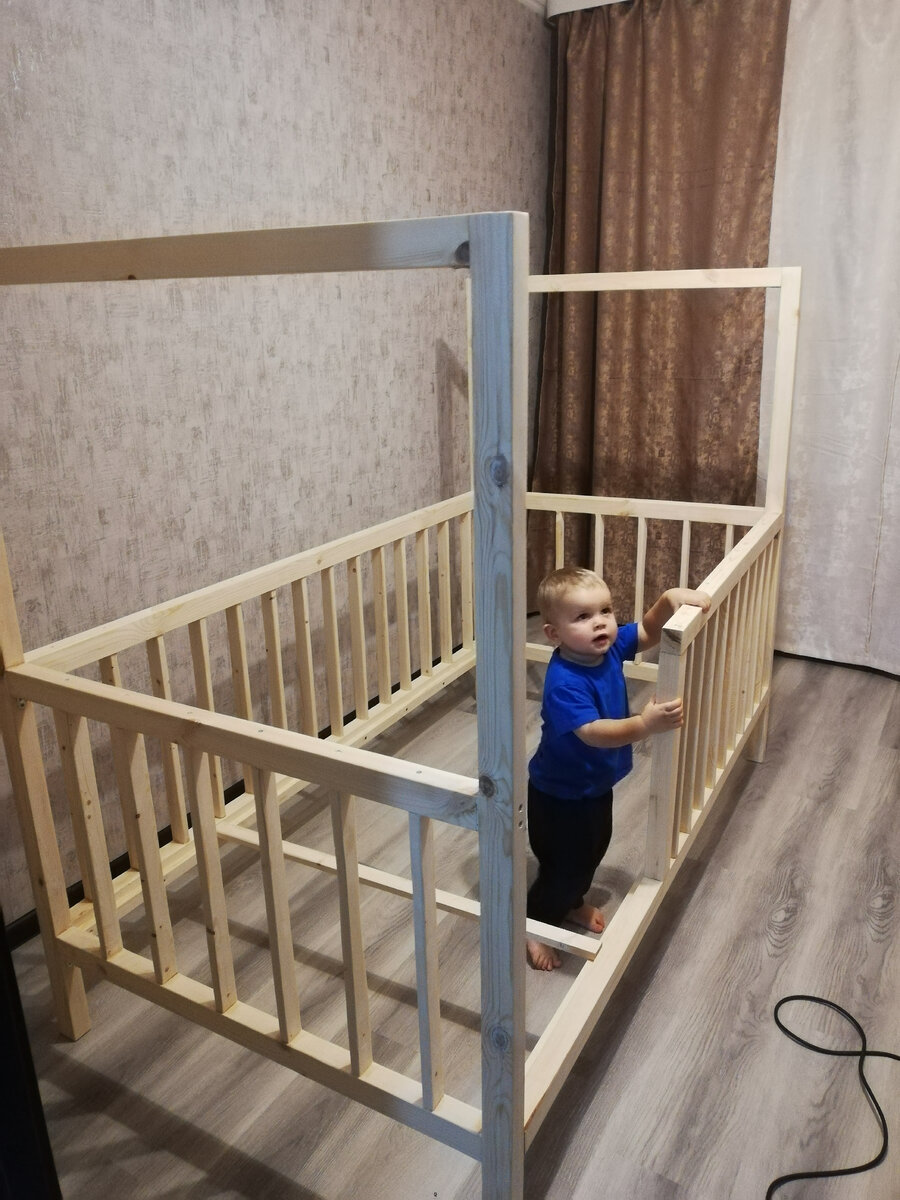 Сын помогает собирать кроватку