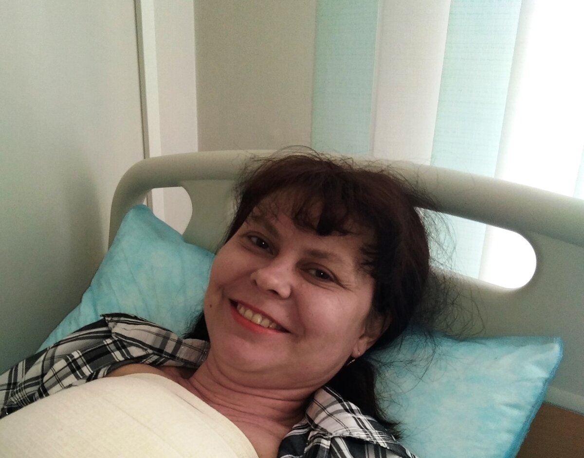 Это я сразу после. Вся в биниах и рада до безобразия, что все закончилось, а анестетик еще действует.