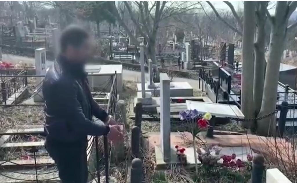 В  результате противоправной деятельности 30-летнего приезжего потерпевшим причинен ущерб на сумму около 200 тысяч рублей.
Следственным подразделением отдела полиции Приморского района Управления МВД России по городу Новороссийску завершено расследование уголовного дела, возбужденного в отношении 30-летнего приезжего из ближнего зарубежья по признакам преступления, предусмотренного частью 2 статьи 158 Уголовного кодекса Российской Федерации (Кража).

По данным следствия, обвиняемый похитил несколько металлических оградок с территории городского кладбища, которые впоследствии сбыл в пункт приема металла. Вырученными денежными средствами злоумышленник распорядился по своему усмотрению.

На период предварительного следствия мужчине была избрана мера пресечения в виде подписки о невыезде и надлежащем поведении.

Следственным подразделением отдела полиции Приморского района УМВД России по городу Новороссийску собрана достаточная доказательственная база, в связи с чем, уголовное дело с утверждённым обвинительным заключением направлено в суд для рассмотрения по существу. Санкции инкриминируемой статьи предусматривают максимальное наказание в виде лишения свободы на срок до пяти лет.
