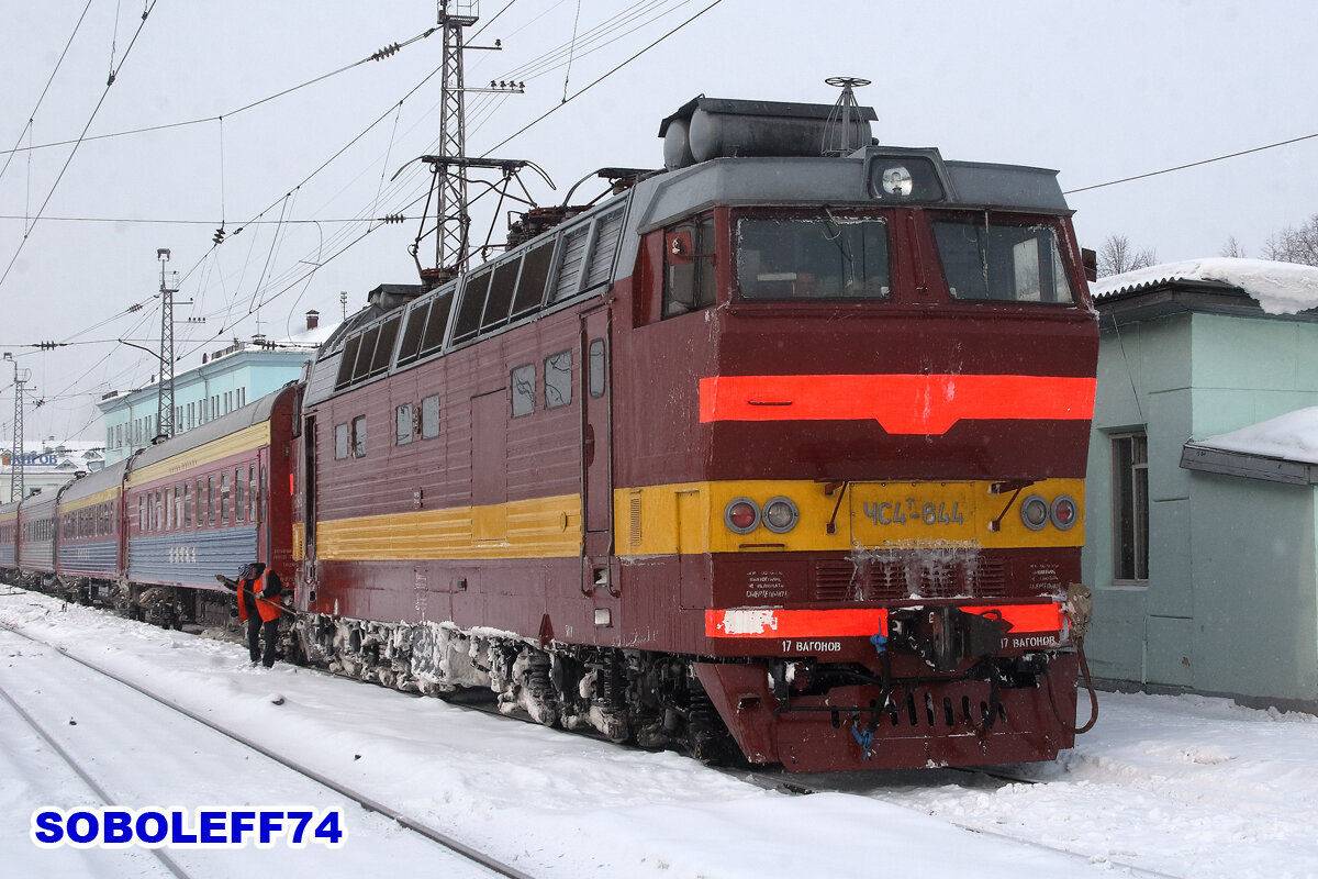 Электровоз ЧС4Т-644 с пассажирским поездом. Станция Киров Горьковской железной дороги. Март 2011 года