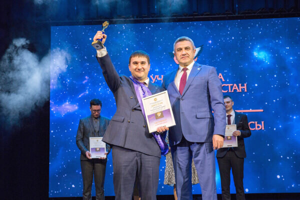    Главный приз учителю года в Татарстане вручил министр образования и науки РТ Ильсур ХАДИУЛЛИН