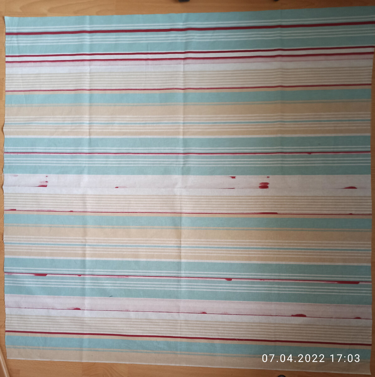 Достался  метр бракованной ткани. Думала, использую на окантовку для прихваток, но... Появилась идея и получились вот такие симпатичные розетки. Что это будет за изделие - пока и сама не знаю, но то, что они мне нравятся - это 100%.