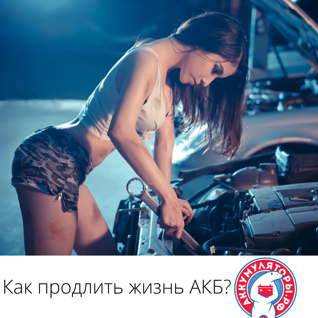 Девушка чинит машину. Девушка ремонтирует автомобиль. Девушка автослесарь. Девушка и двигатель.