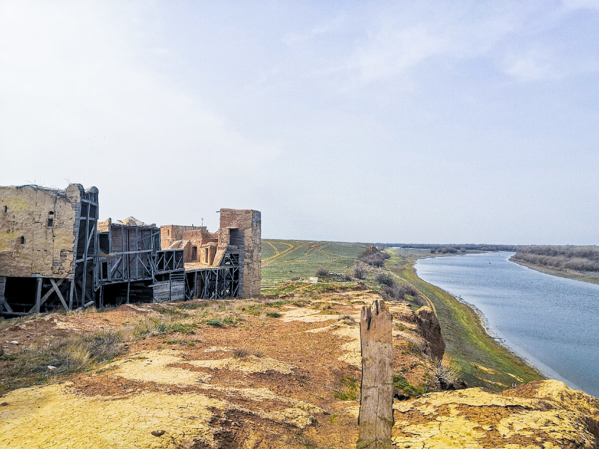 Красивые реки и берега. Но мало лесов. Суслики, гадюки, ужи, каракурты, сколопендры, волки, лисы, кабаны. В общем, все почти как в Крыму, только без моря. Вам понравится!