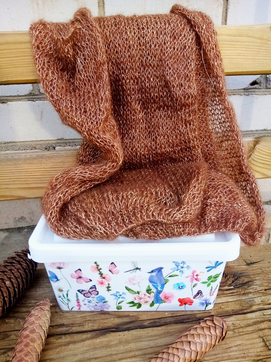 Кид мохер от Drops плюс люрекс золотистого цвета