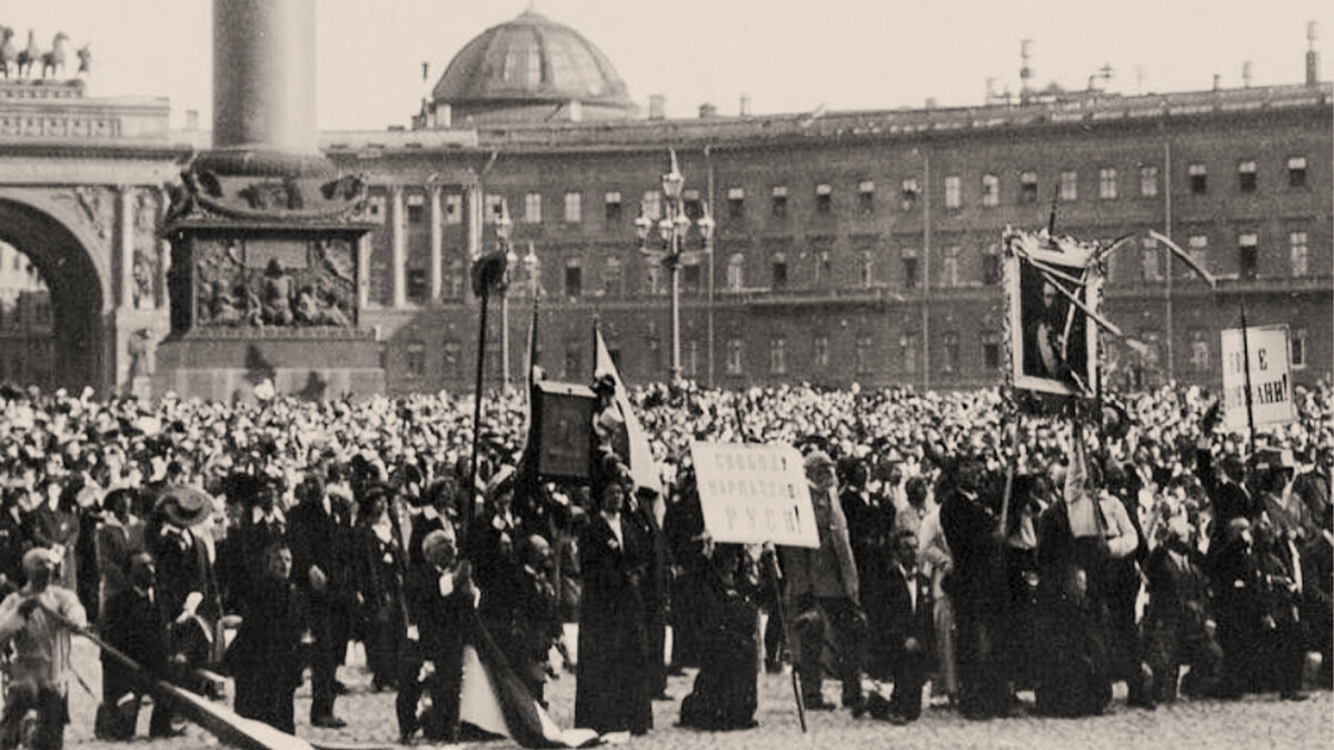 Перед первыми. Николай 2 Дворцовая площадь август 1914. Манифестация на Дворцовой площади 1914. Патриотическая манифестация в Москве 1914 г. Манифестация в России 1914 война.