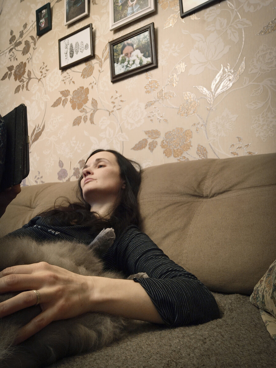 Чтение в обнимку с котом как ритуал. Почему нет)