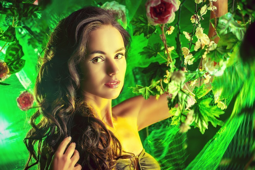 С возрастом количество волос у женщин может менять и причина тому - изменения гормонального фона