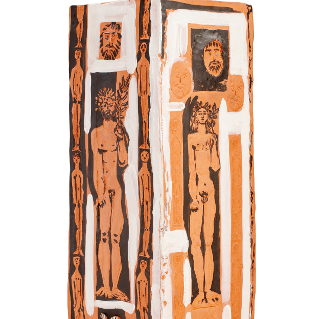 Пабло Пикассо (1881–1973), Personnages et têtes (AR 242) , задуманный в 1954 году . Пронумерованное издание из 25 экземпляров с печатью и номером «Madoura plein feu/empreinte originale de Picasso/2/25» (внутри). Терракотовая ваза с цветным ангобом. Рост: 22⅞ дюйма (58,1 см). Эстимейт: $80 000–120 000. 