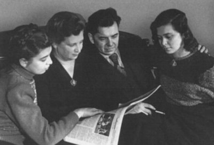 Татьяна Михайловна и Леонид Максимович Леоновы с дочерьми Наталией и Еленой. 1950 г.