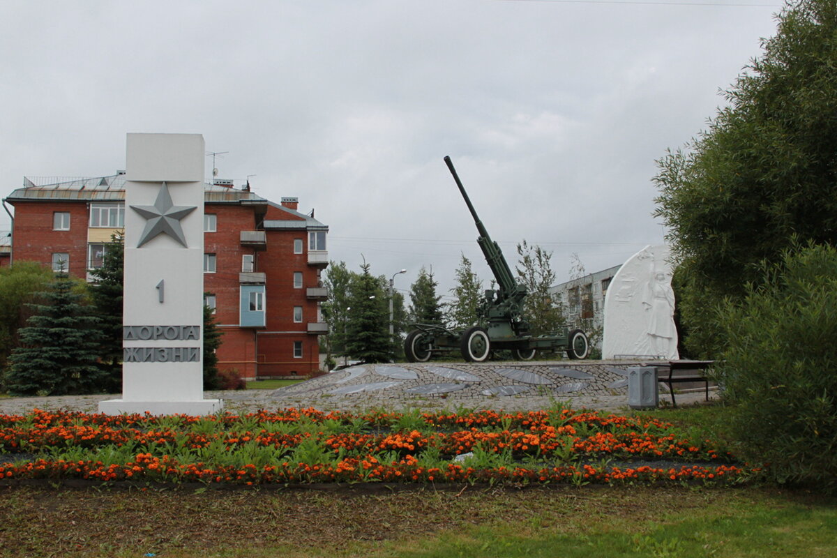 Памятник фронтовой регулировщице рядом с городом. Памятник регулировщице Матвеев Курган. Памятник регулировщице в Снегирях. Памятник регулировщицам Ленино. Памятник регулировщице Истра.