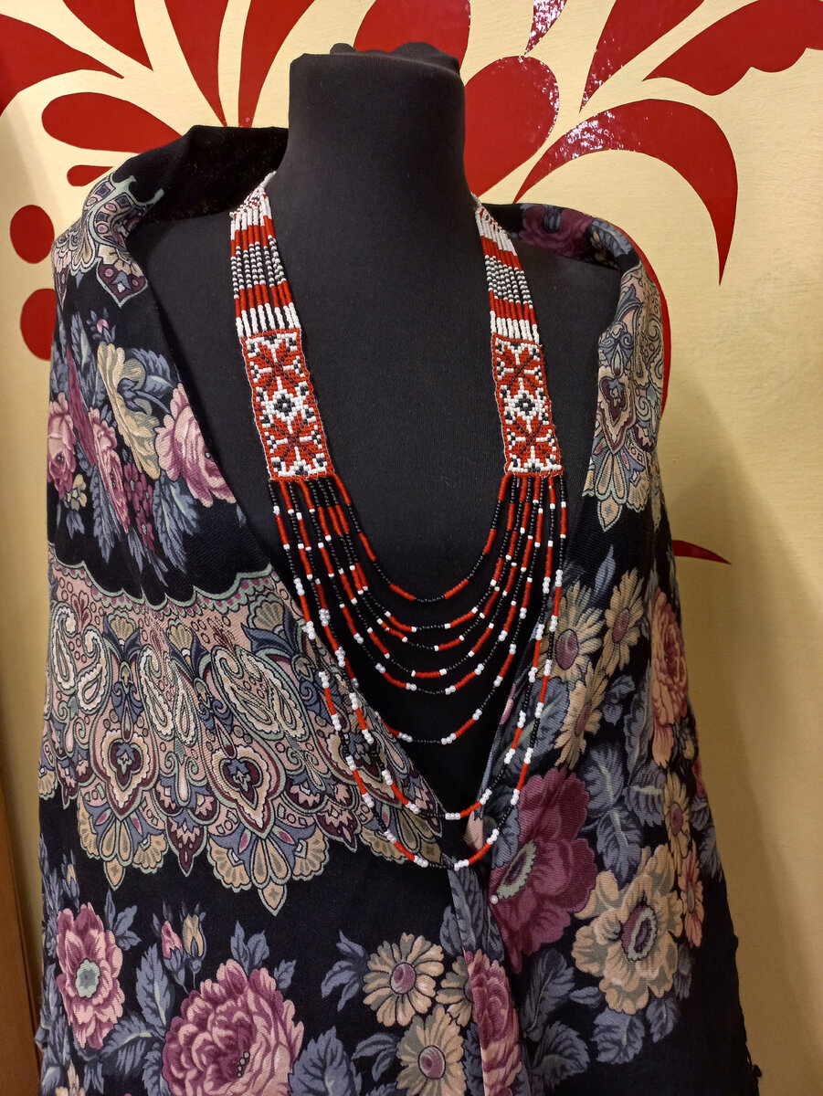 Гайта́н — шнурок, плетёная лента, тесьма, на котором обычно носят нательный крест. В южнорусских губерниях так называлось женское нагрудное или наспинное украшение — полосу ткани шириной до 10 см, украшенную бисером, вышивкой, тканым узором, или длинную, низанную из бисера полосу. Гердан — это одно из древних нагрудных украшений. Чаще всего это широкая бисерная лента с большим плоским медальоном любой геометрической формы. Гердан можно плести из бисера как на станке, так и вручную.
