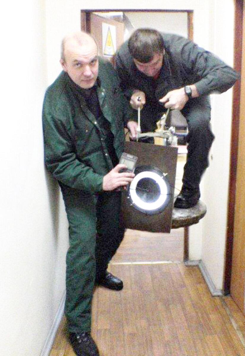 Автор на фото Олег, проект был на рамблере и назывался "Планета". Больше об этом проекте ничего не известно. Дополнительную информацию можно найти на форуме "Око Планеты" в дискуссиях о гравитоплане Гребенникова за 2012 год. 