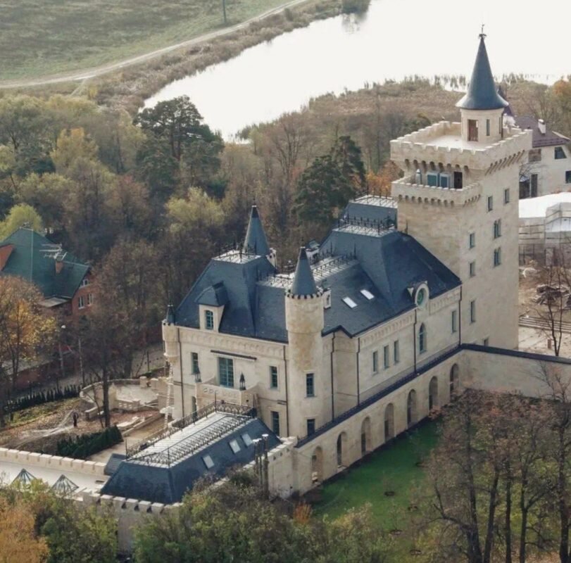 Замок Максима Галкина в деревне Грязь