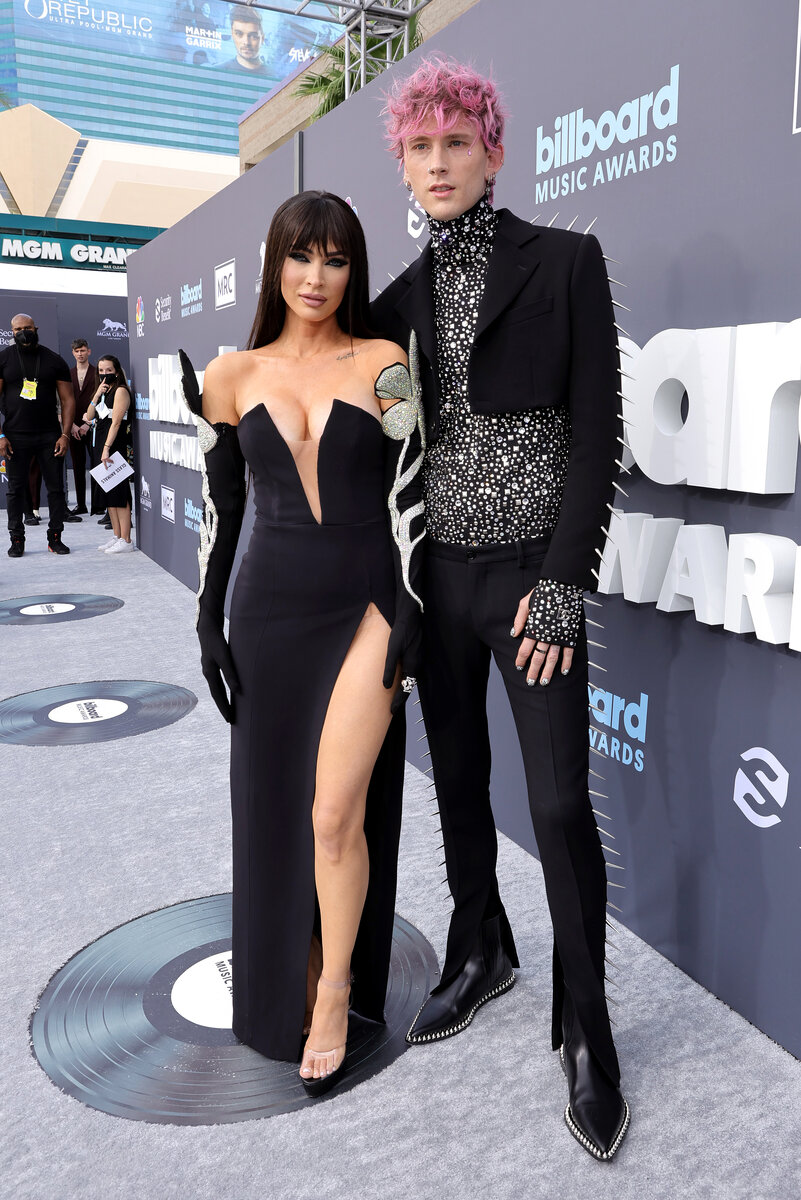Меган Фокс и Машин Ган Келли (MGK) на красной дорожке Billboard Music Awards 2022. 