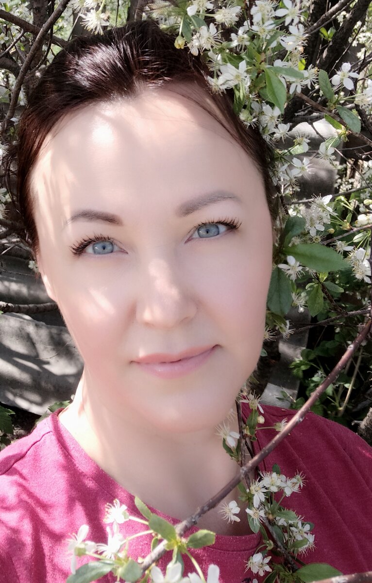 Цветущая вишня никого не оставляет равнодушным. Растущая у дома вишня по народным поверьям приносит удачу и благополучие хозяевам. 