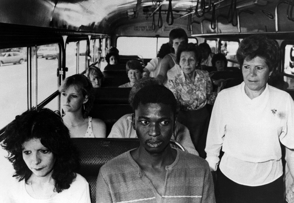 Темнокожий юноша в знак протеста против политики апартеида садится в автобус «только для белых»/ © pinterest.com
