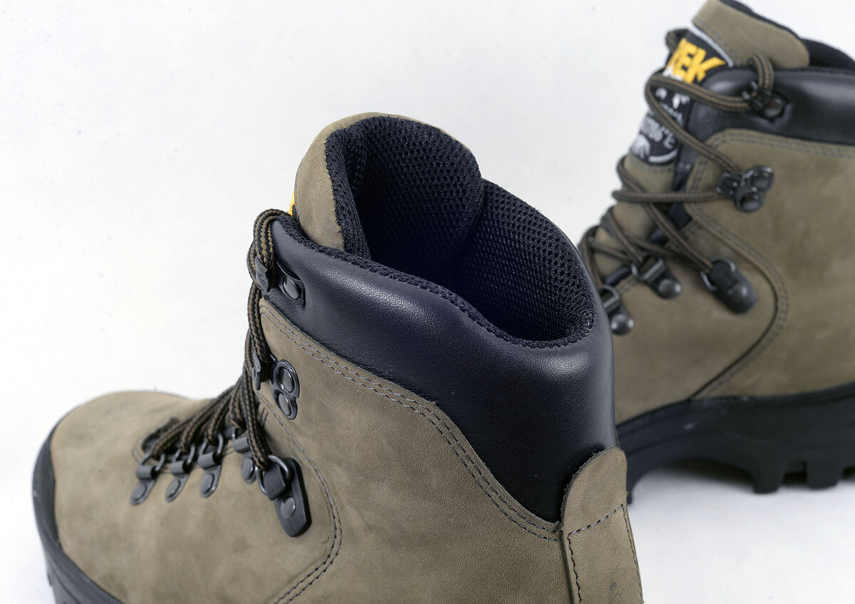 Мягкий кант из натуральной кожи и объемной подкладки для лучшей фиксации голеностопа