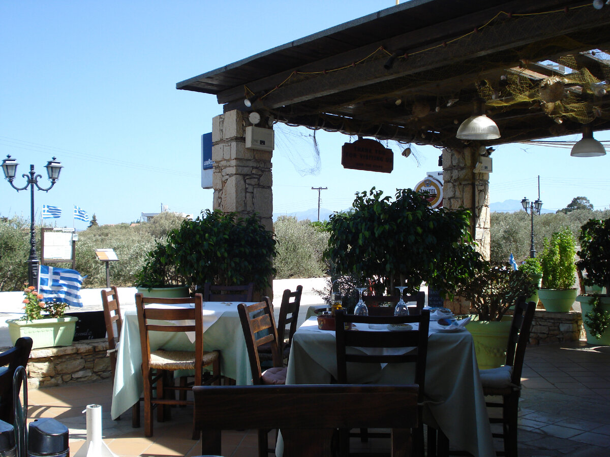 Мы сидим в кафе. А на соседнем столике тоже оливковое масло видно.