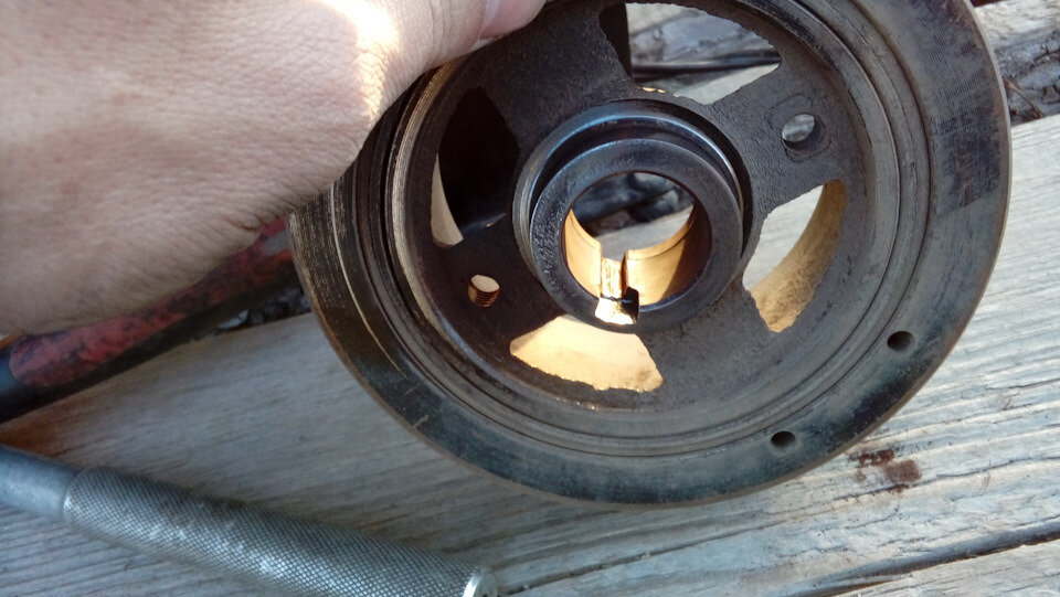 паз под шпонку должен быть ровный по всей длинне, разбило...