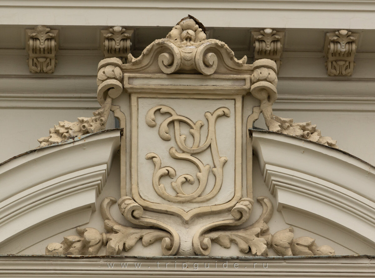 Вензель "ЗУ" на фасаде Дома Ушковой