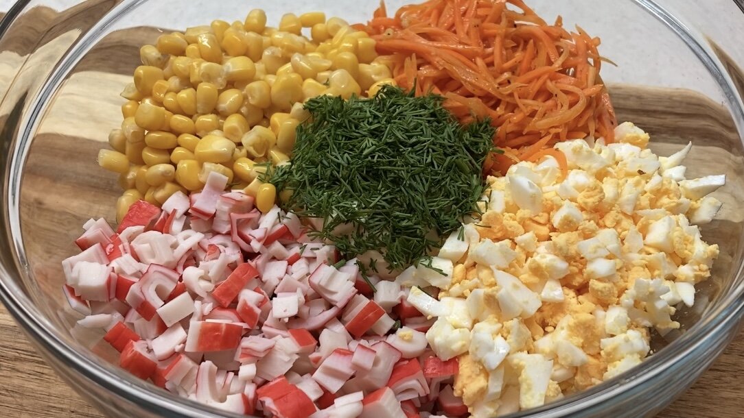 Простой салат на скорую с крабовыми палочками. Салат с крабовыми палочками и морковью по-корейски. Салат морковь по-корейски кукуруза крабовые палочки. Салат крабовый с кукурузой морковь. Крабовые палочки морковь по-корейски яйцо салат.