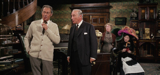 Кадр из мюзикла My Fair Lady. Слева фонетик проф. Хиггинс. 