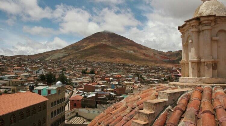 Синдром  Мелькерссона-Розенталя обычно встречается у жителей Боливии. Фотографии  показывать не будем, потому что это зрелище не для слабонервных