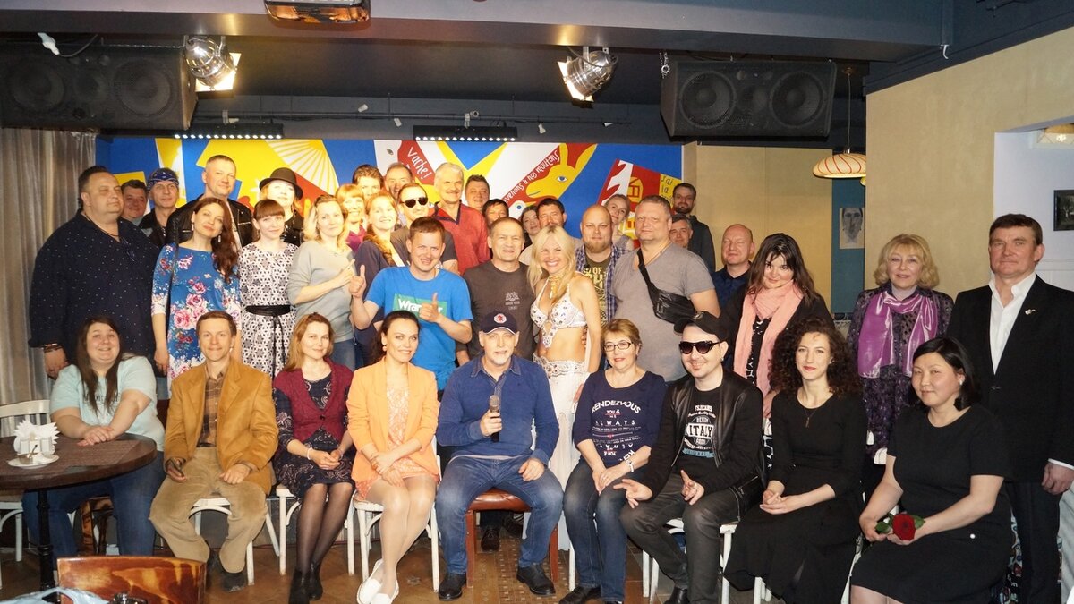 Евгения ИВОЛГА в окружении московской творческой аудитории