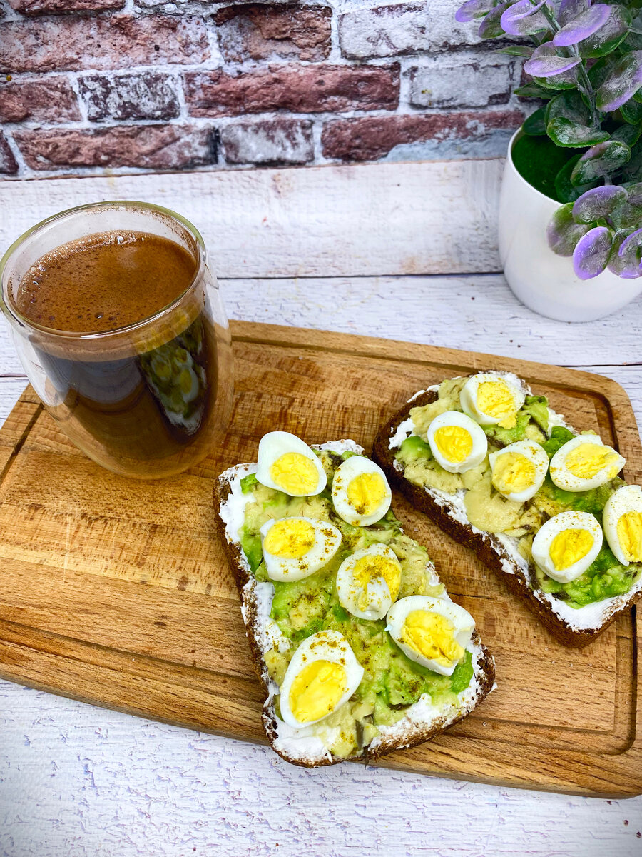 Бутерброд с авокадо и перепелиными яйцами