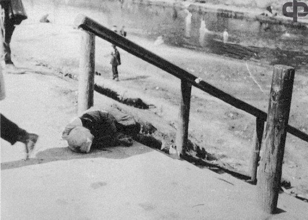 Ребёнок, умерший от голода. Голодомор в Харькове 1933 г. Украина.