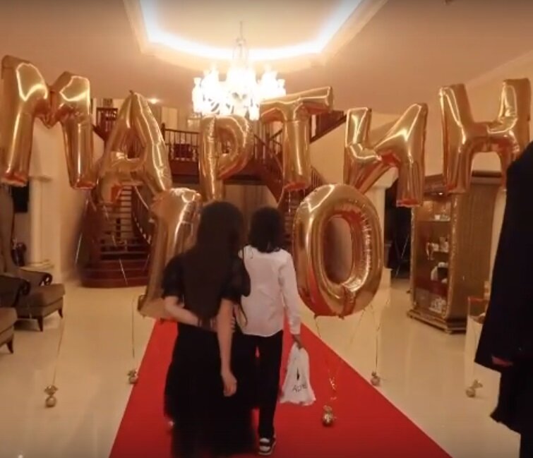    Гостиную дома украсили шарамиКадр из видео