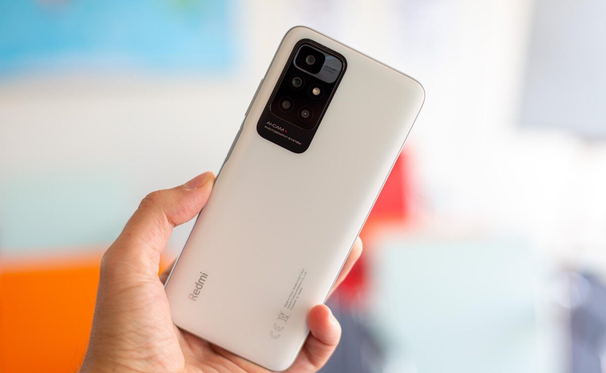 Смартфон имеет сдержанный дизайн с достаточно большим модулем камеры. Фото: gsmarena.com