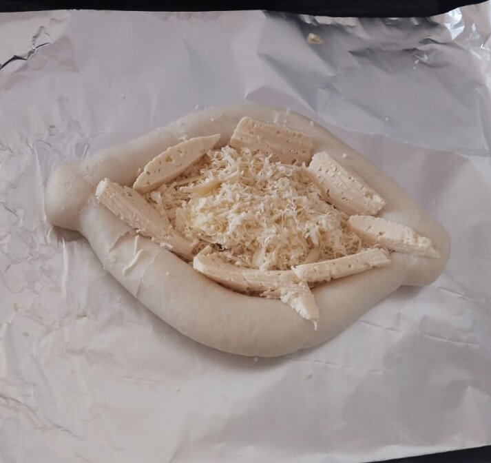 Моя первая «лодочка» добавила побольше сыра на бортики