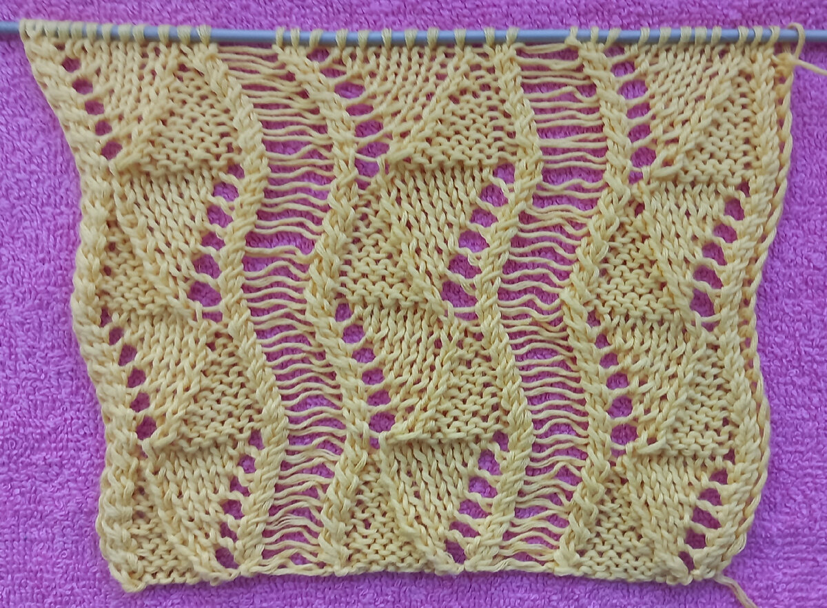 Связанный образец с распущенными изнаночными петлями.