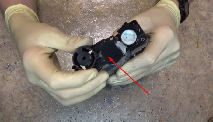 Снимаем указанную часть крышки