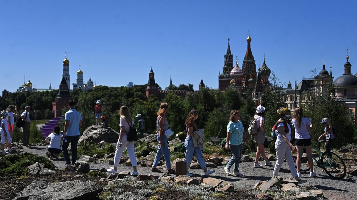    Туристы в природно-ландшафтном парке "Зарядье" в Москве© РИА Новости / Евгений Одиноков