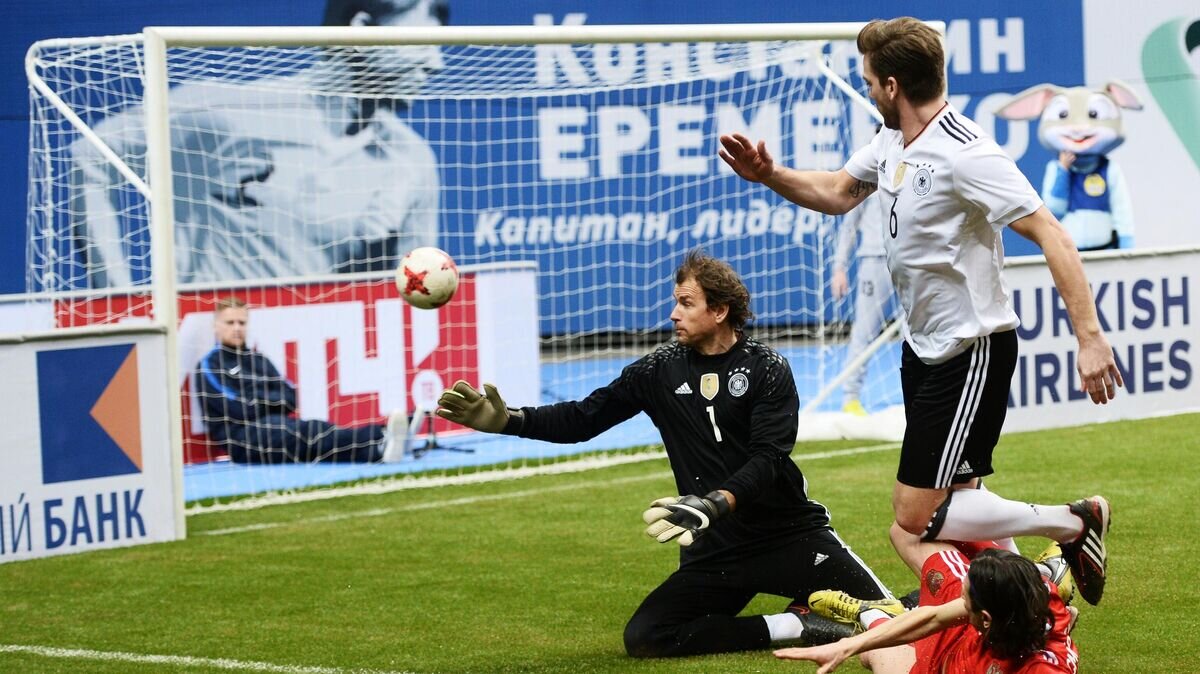     Вратарь сборной Германии Йенс Леманн (в черном)© РИА Новости / Евгений Одиноков
